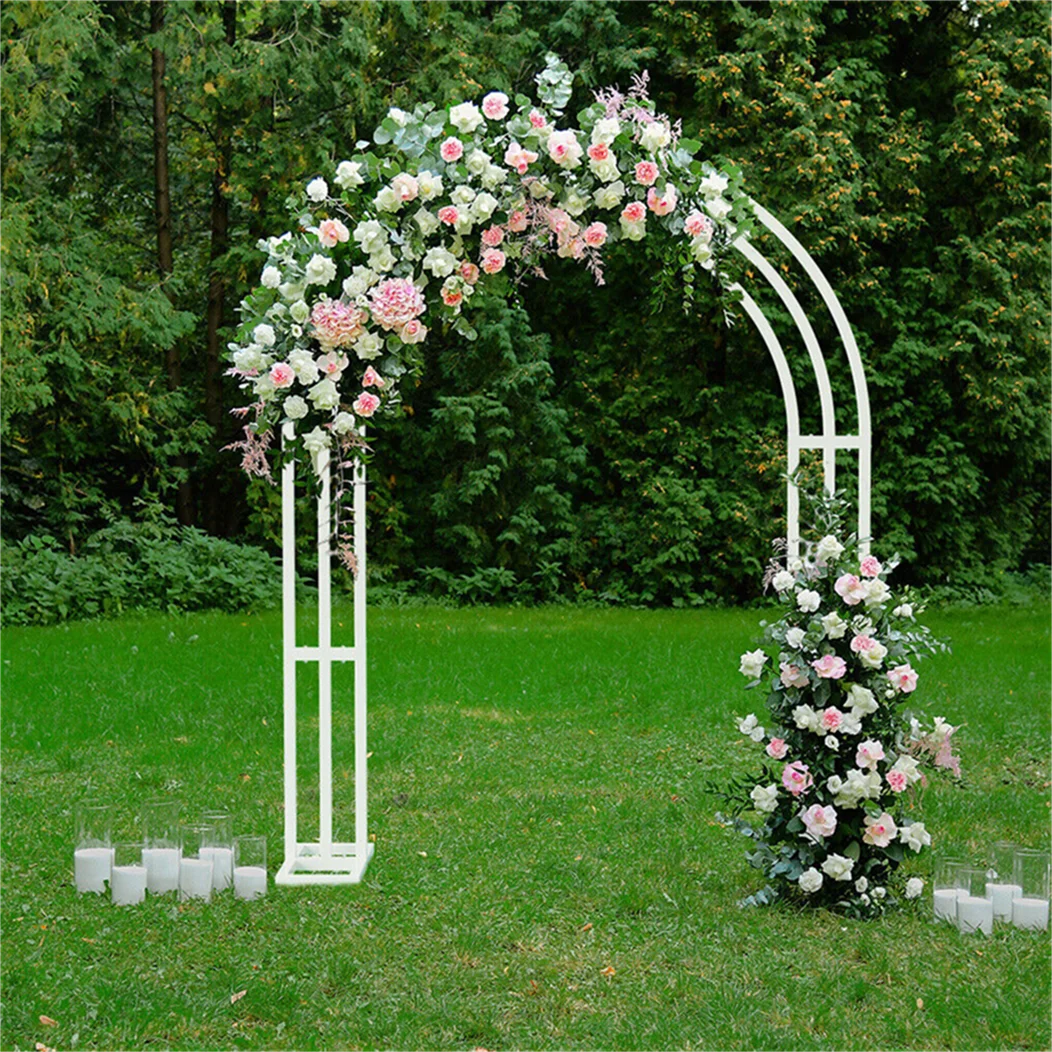Eterna Arch – Weißer Traubogen mit Blumengesteck